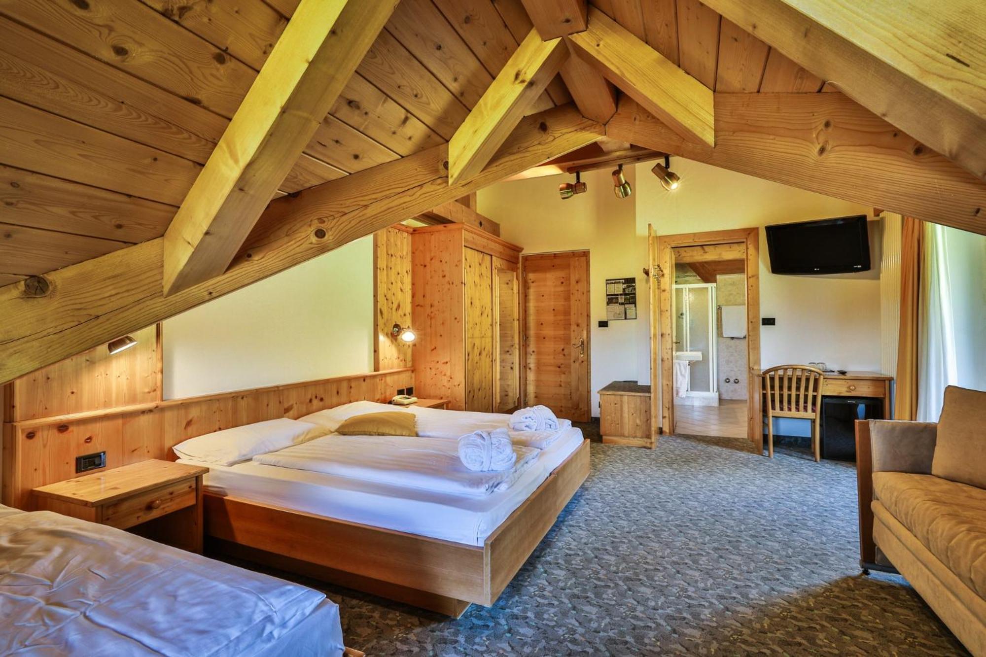 Mytime Hotels Savoy Vigo di Fassa Esterno foto